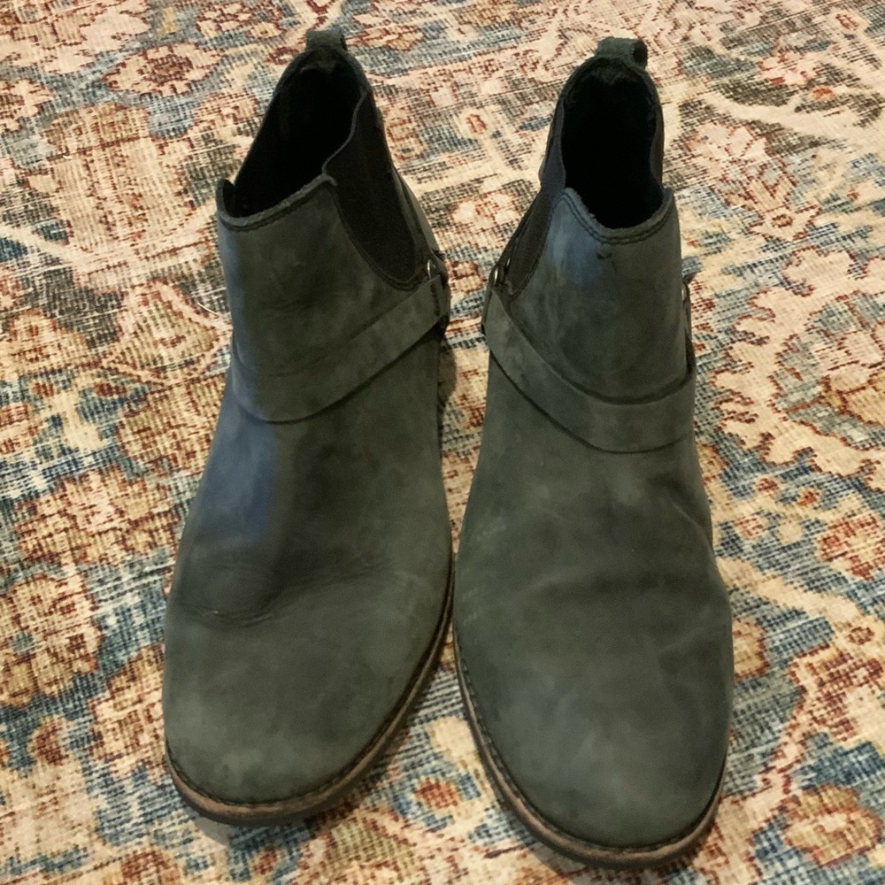 Like new Teva emerald green suede leather moto style booties size 8.5